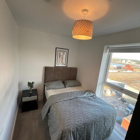 Deluxe Double Bed In Shared Apt Near Canary Wharf, City Airport & O2 Arena With Thames View Londyn Zewnętrze zdjęcie