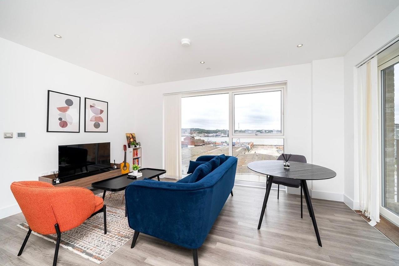 Deluxe Double Bed In Shared Apt Near Canary Wharf, City Airport & O2 Arena With Thames View Londyn Zewnętrze zdjęcie