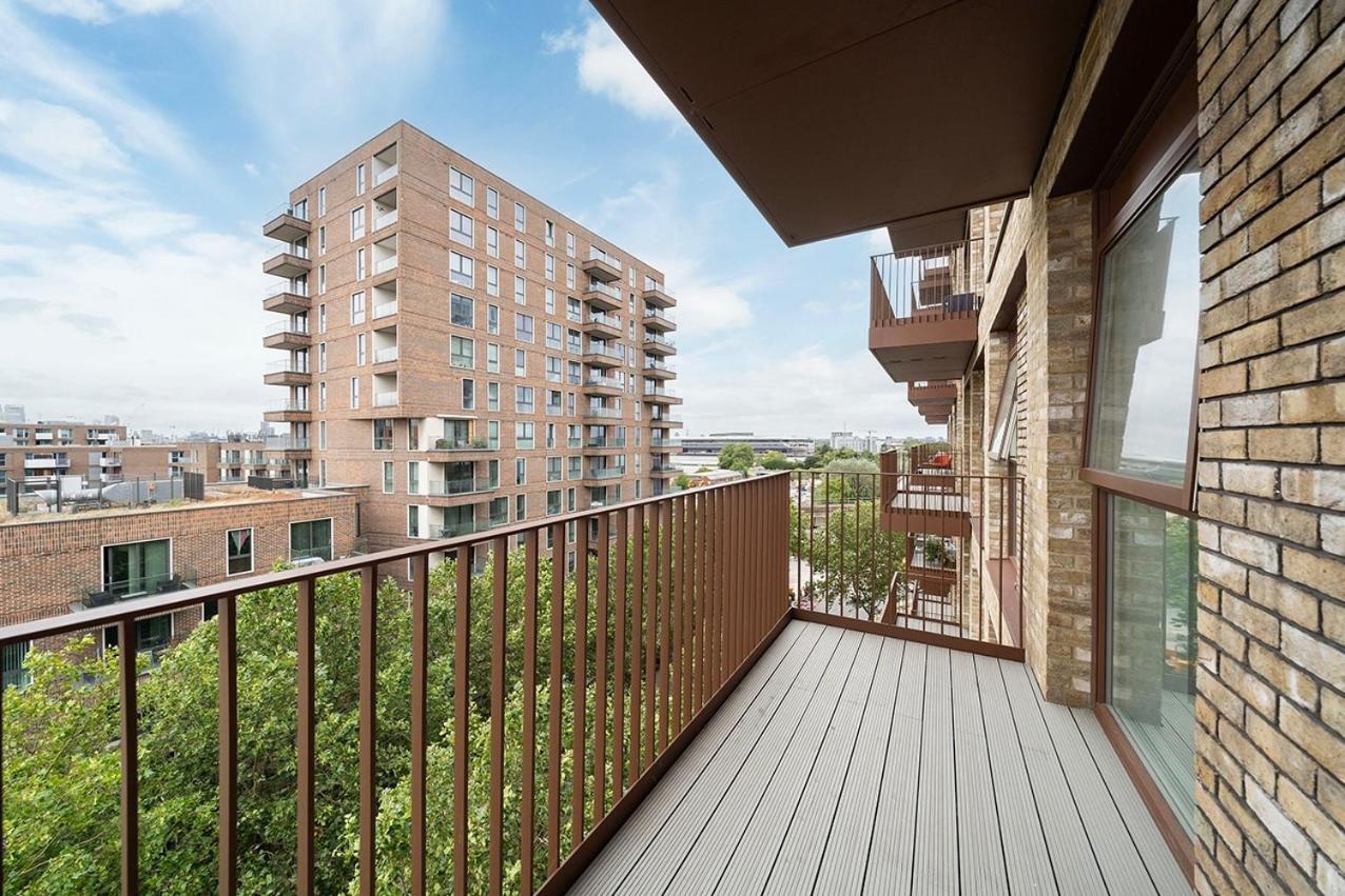 Deluxe Double Bed In Shared Apt Near Canary Wharf, City Airport & O2 Arena With Thames View Londyn Zewnętrze zdjęcie