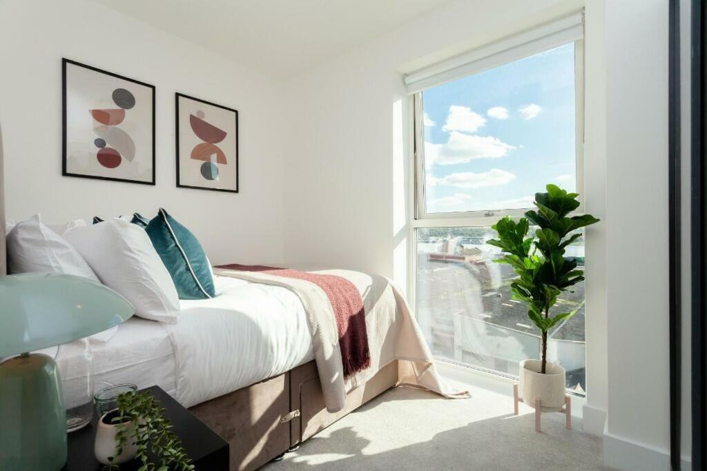 Deluxe Double Bed In Shared Apt Near Canary Wharf, City Airport & O2 Arena With Thames View Londyn Zewnętrze zdjęcie