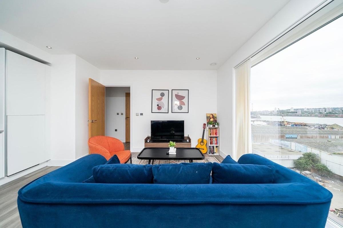 Deluxe Double Bed In Shared Apt Near Canary Wharf, City Airport & O2 Arena With Thames View Londyn Zewnętrze zdjęcie