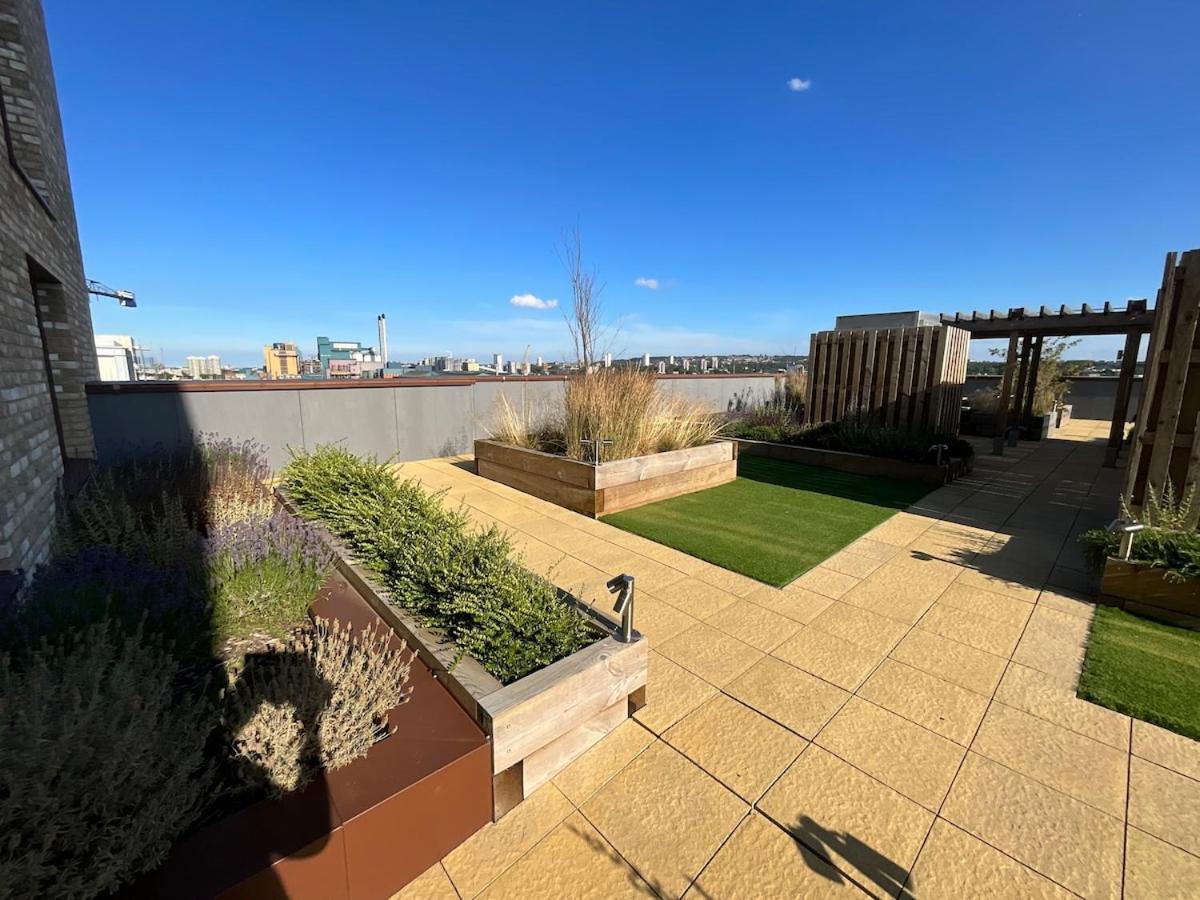 Deluxe Double Bed In Shared Apt Near Canary Wharf, City Airport & O2 Arena With Thames View Londyn Zewnętrze zdjęcie